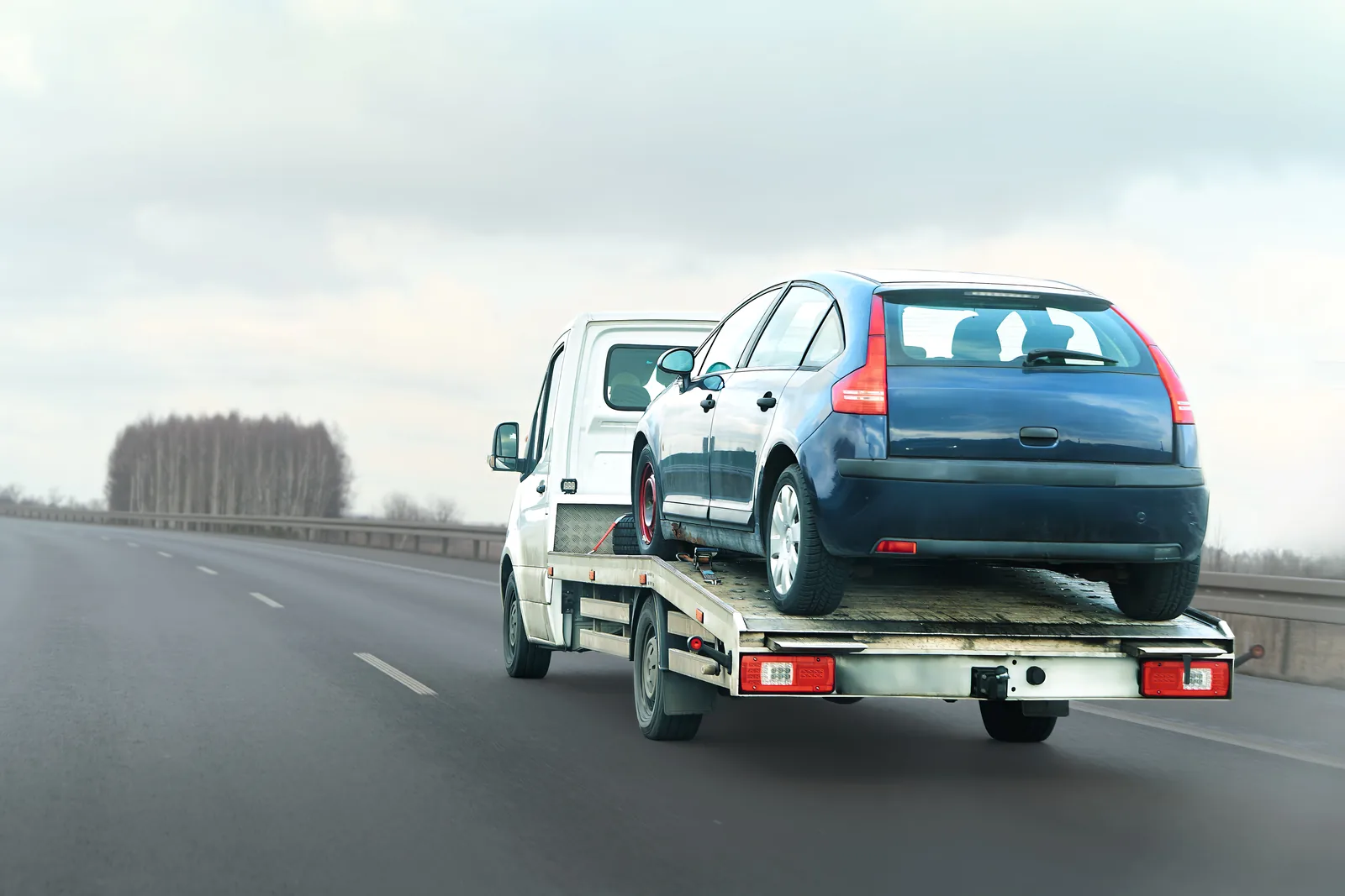 Beylikdüzü'nde aracı taşıyan platformlu oto çekici