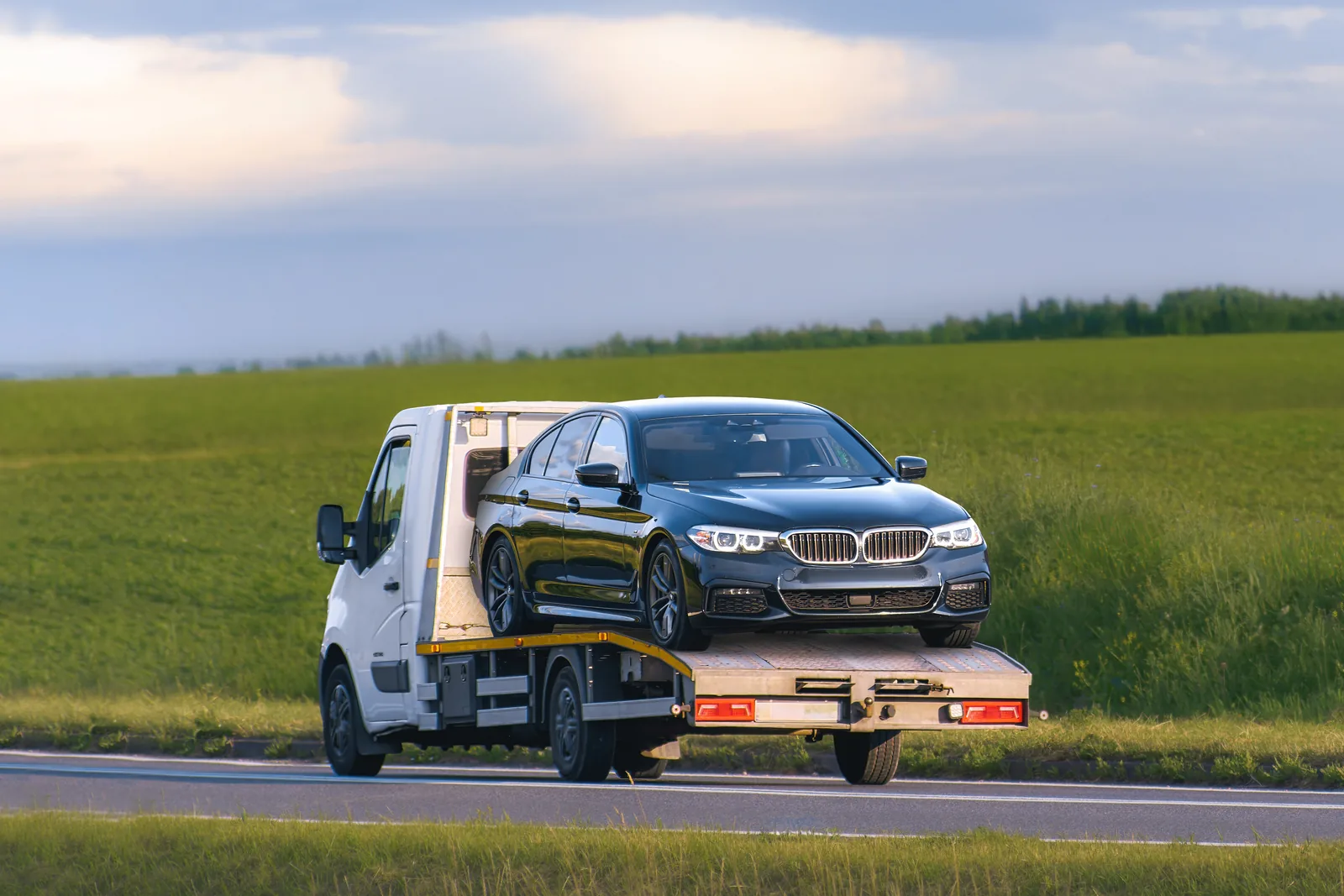 Küçükçekmece'de aracı taşıyan platformlu oto çekici