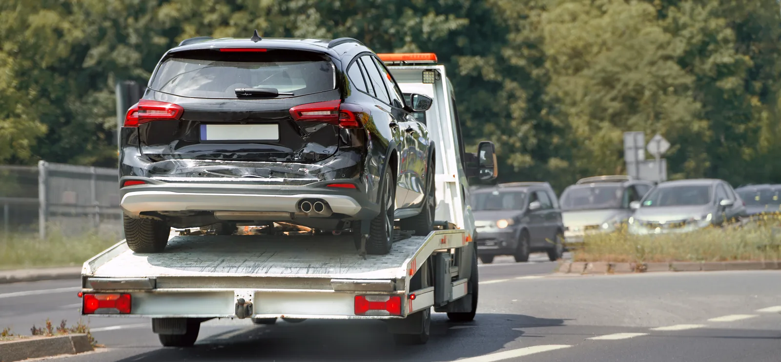 Avcılar'da aracı taşıyan platformlu oto çekici