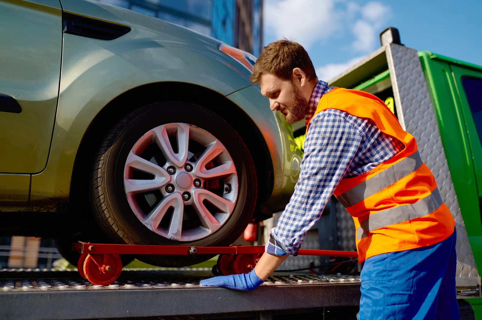 Yol Yardım Çekici operatörü aracı platformlu çekiciye sabitliyor — İstanbul 7/24 oto çekici