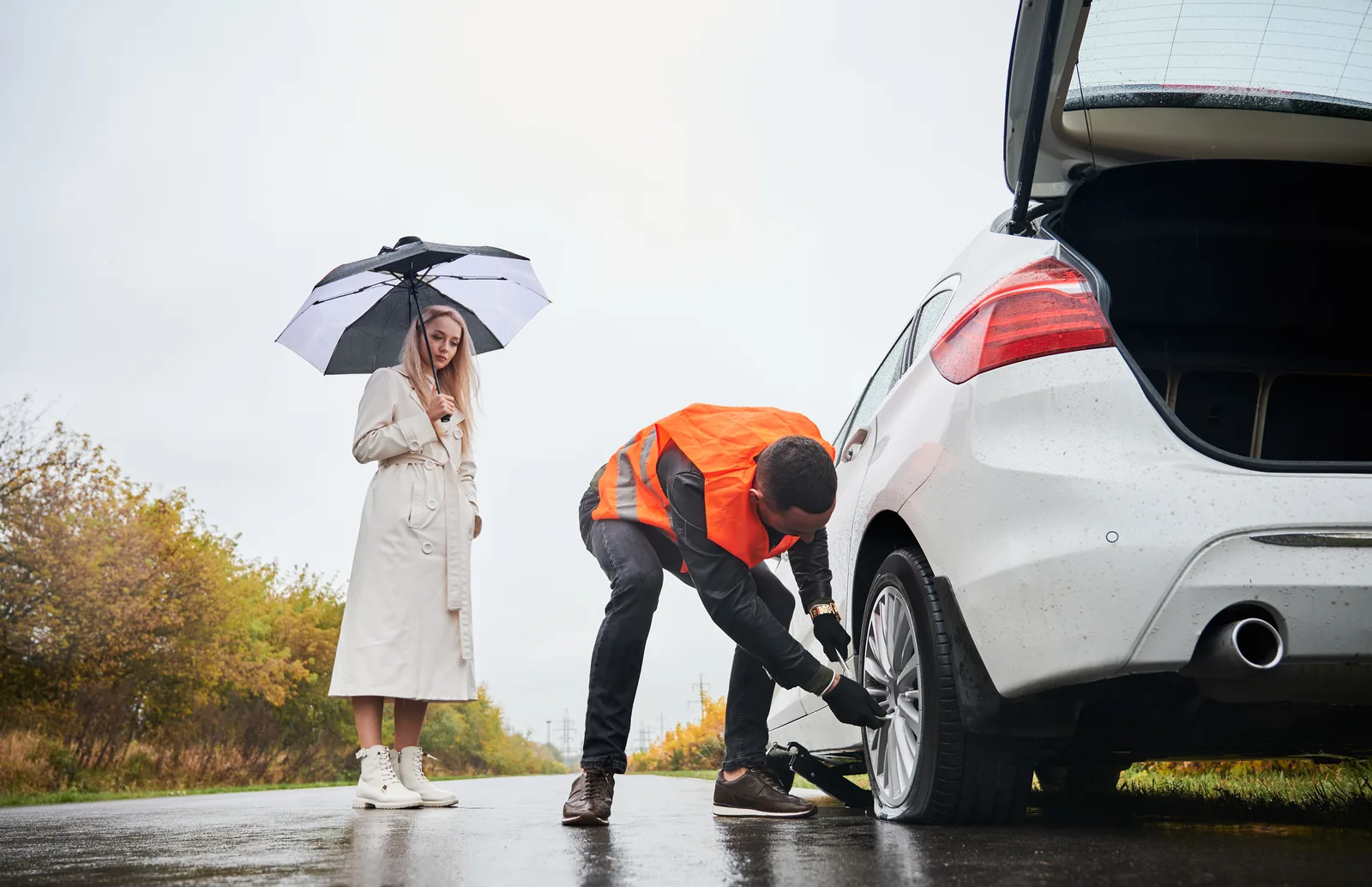 Yol kenarında araca müdahale eden mobil yol yardım ekibi